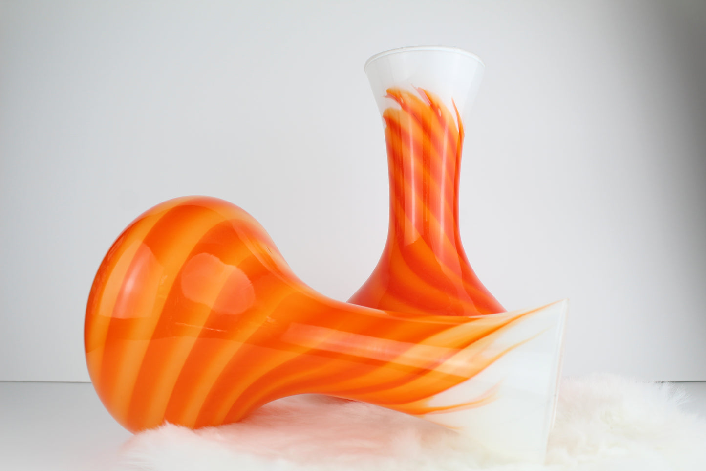 Vases en opaline orange-blanc