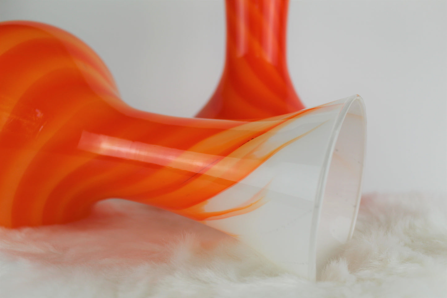 Vases en opaline orange-blanc