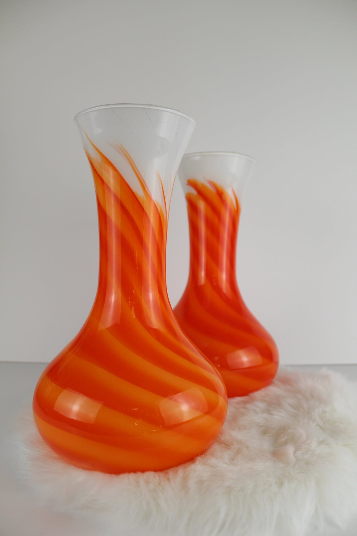 Vases en opaline orange-blanc