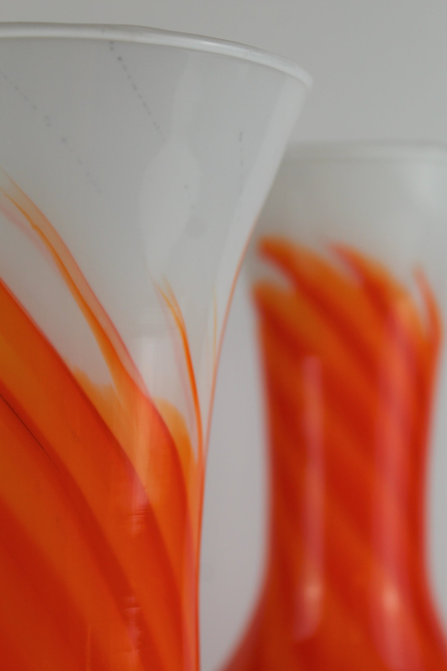 Vases en opaline orange-blanc