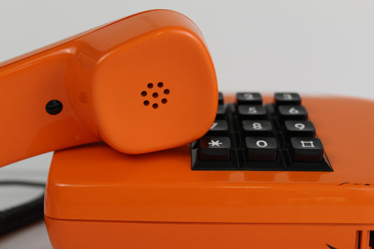 Téléphone à touches vintage orange