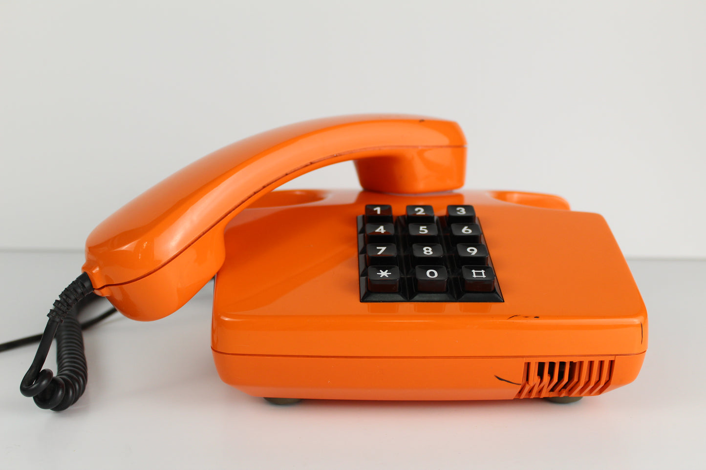 Téléphone à touches vintage orange