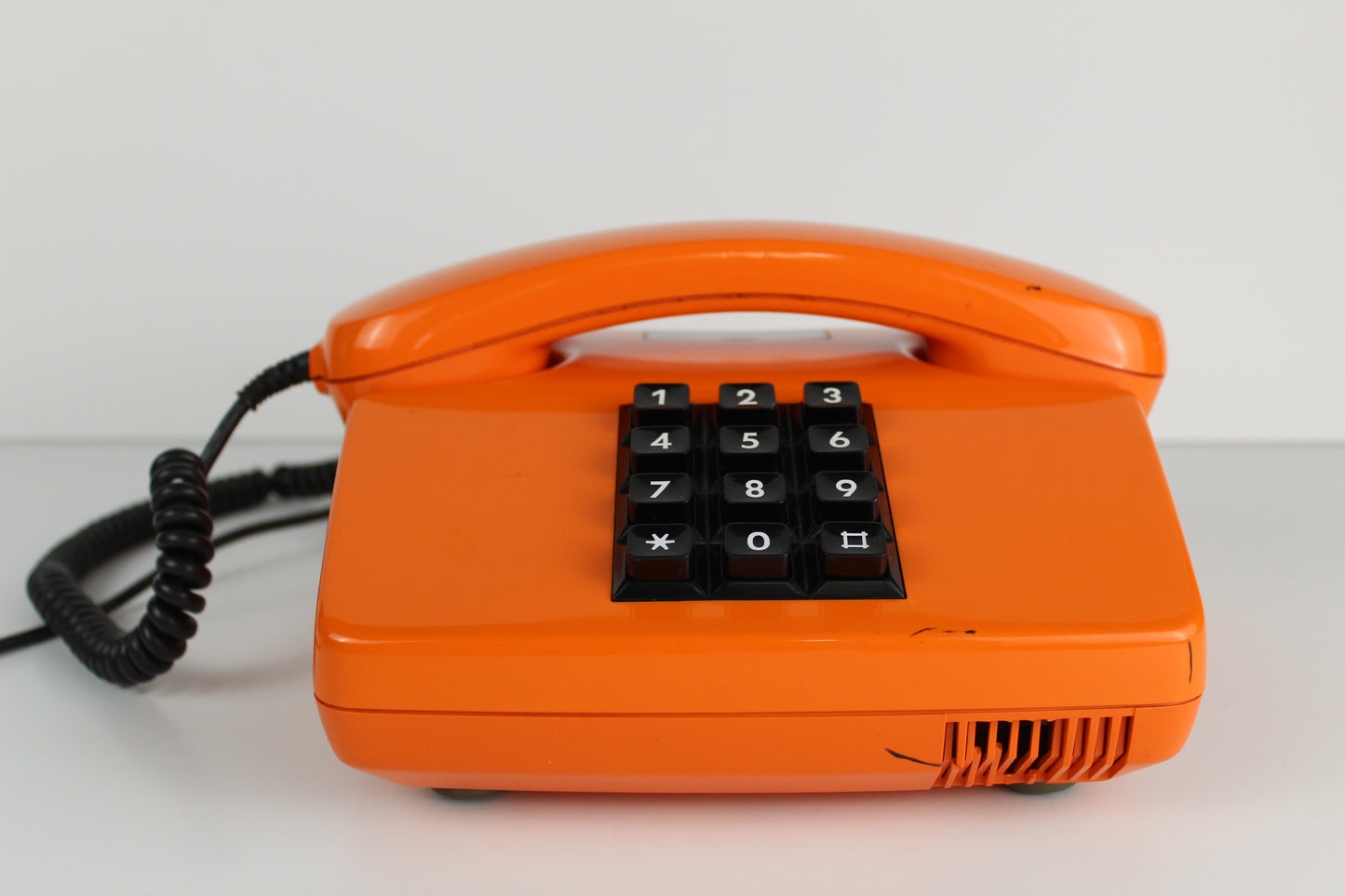 Téléphone à touches vintage orange