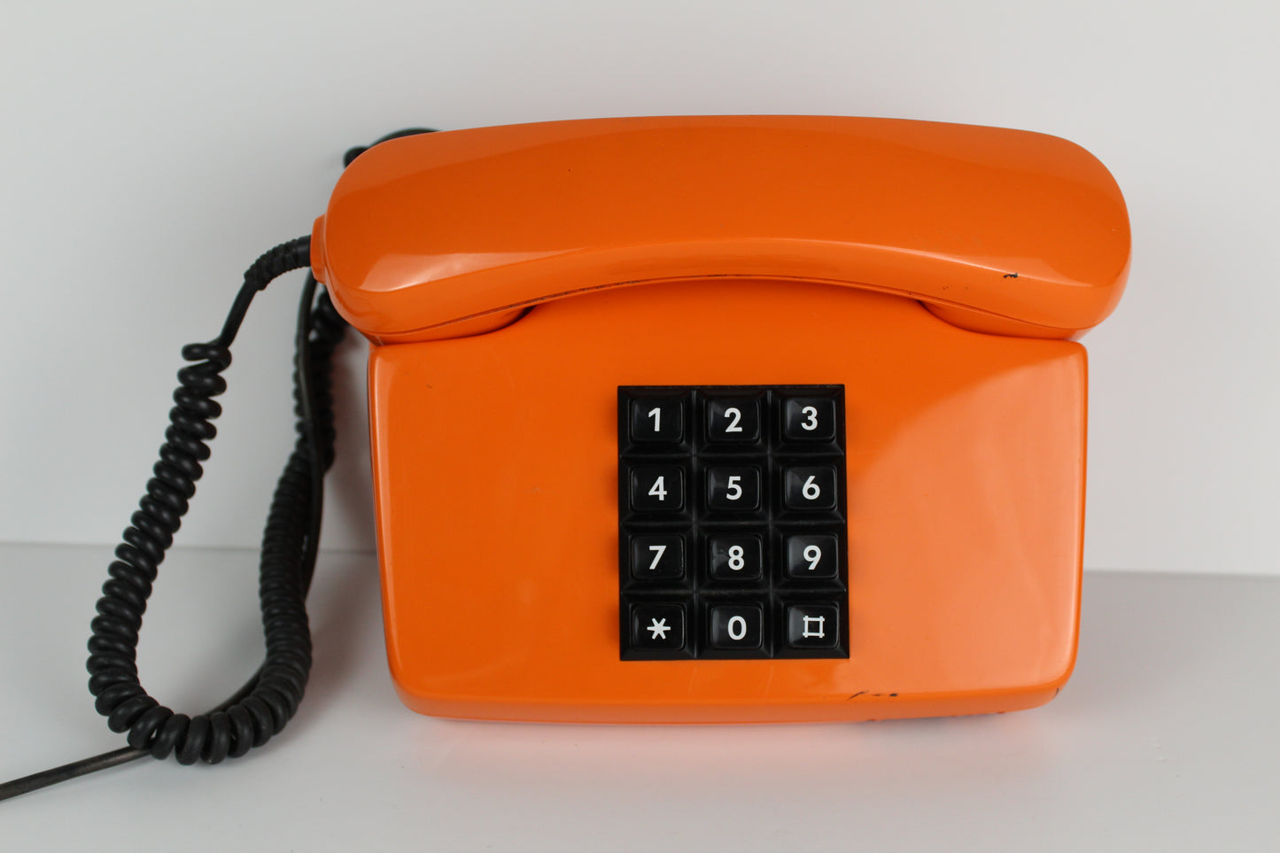 Téléphone à touches vintage orange