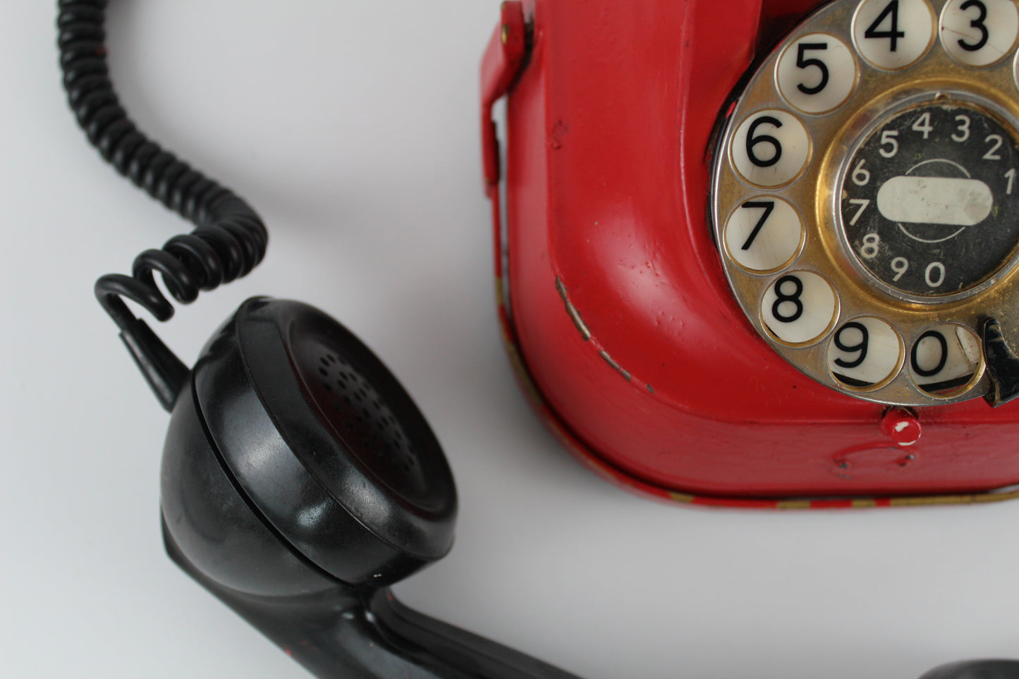 Téléphone 50's vintage à cadran rouge et noir