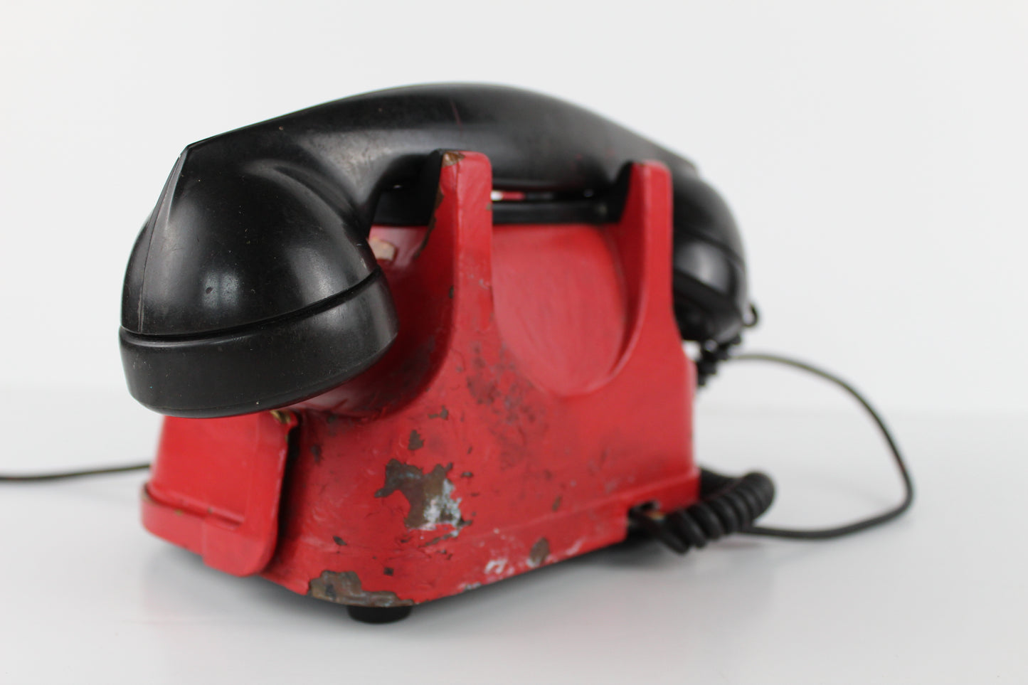 Téléphone 50's vintage à cadran rouge et noir