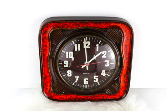 Horloge vintage en céramique émaillée rouge