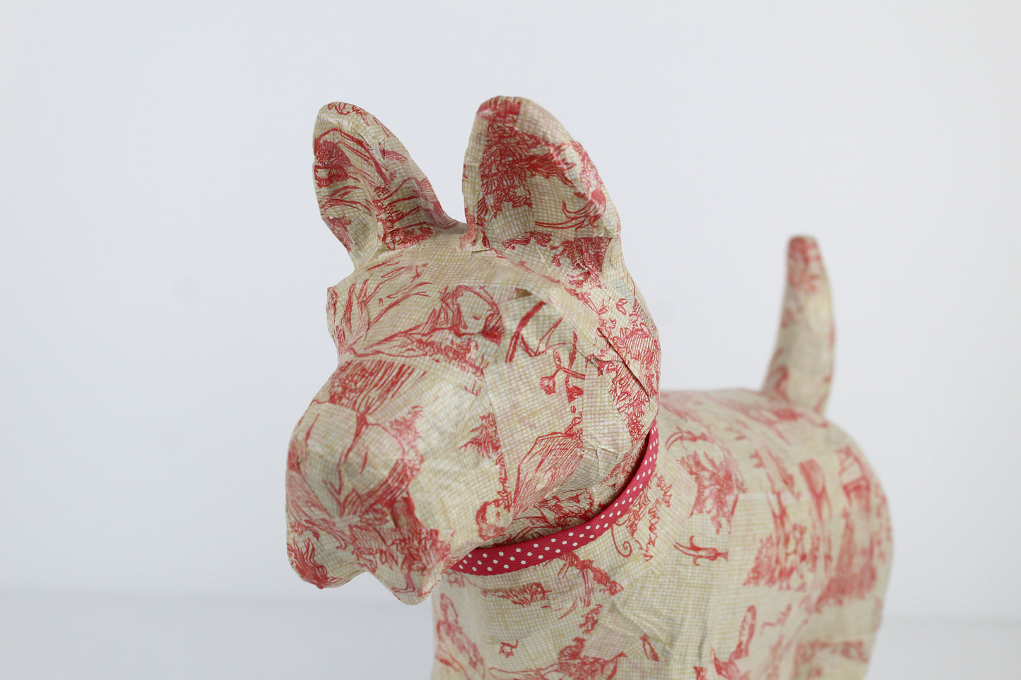 Chien en papier mâché