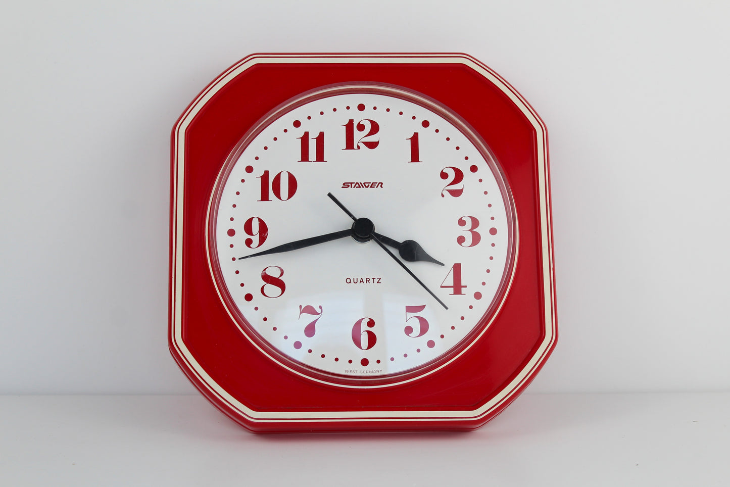 Horloge murale rouge seventies