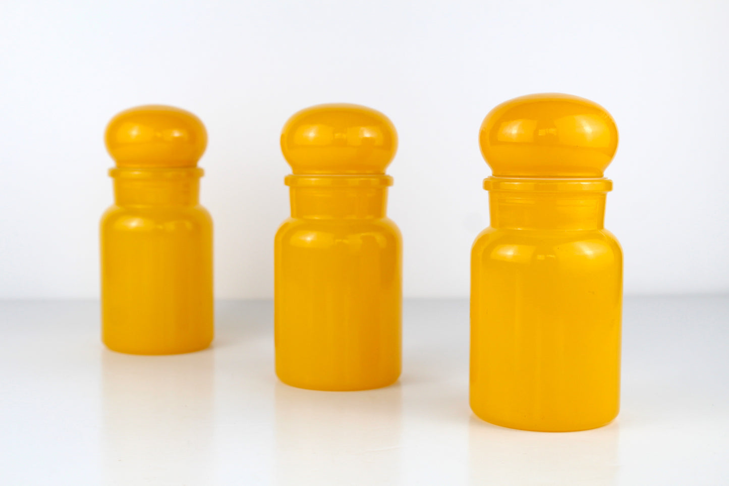 Pots à condiments jaune.