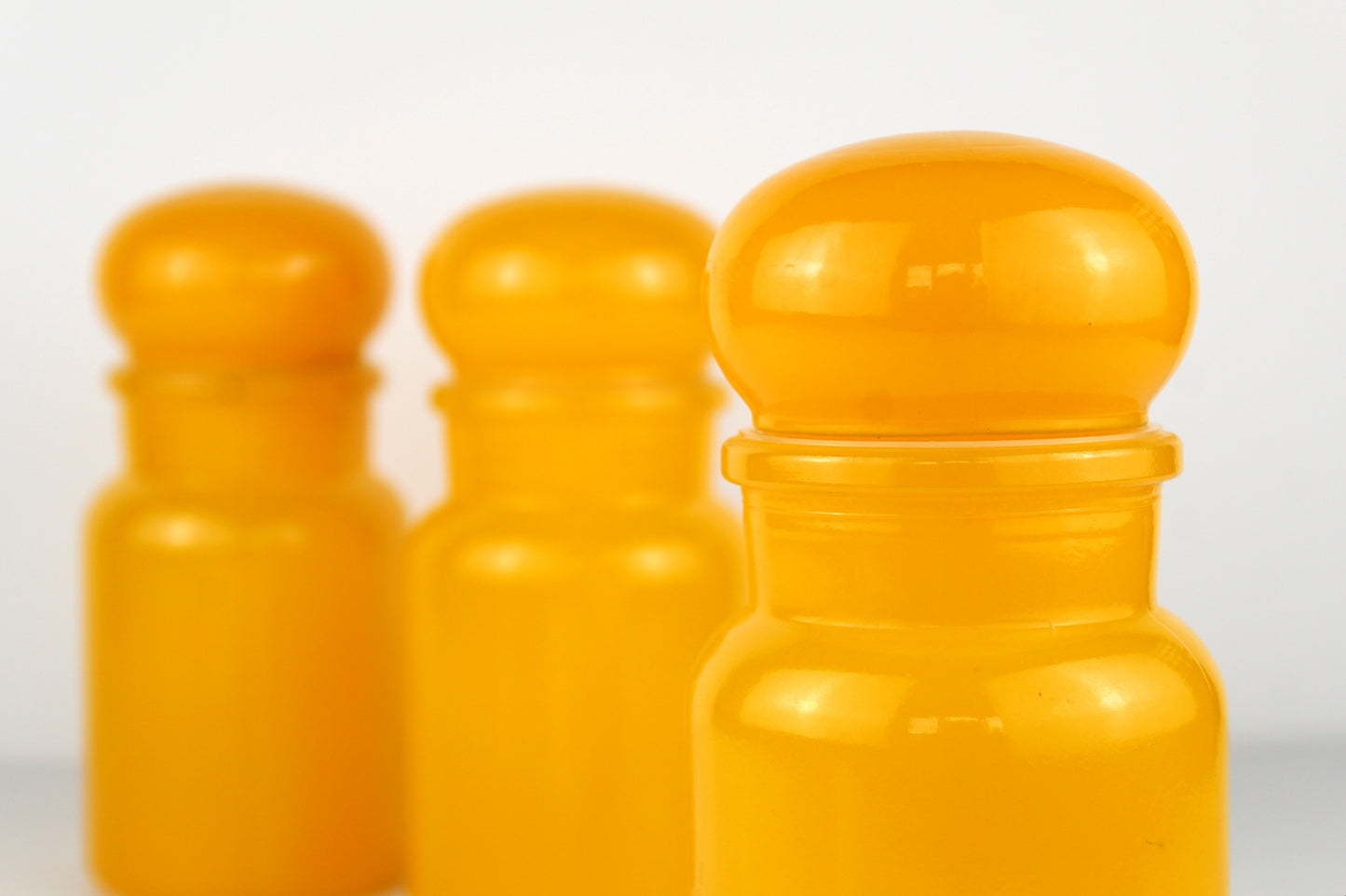 Pots à condiments jaune.