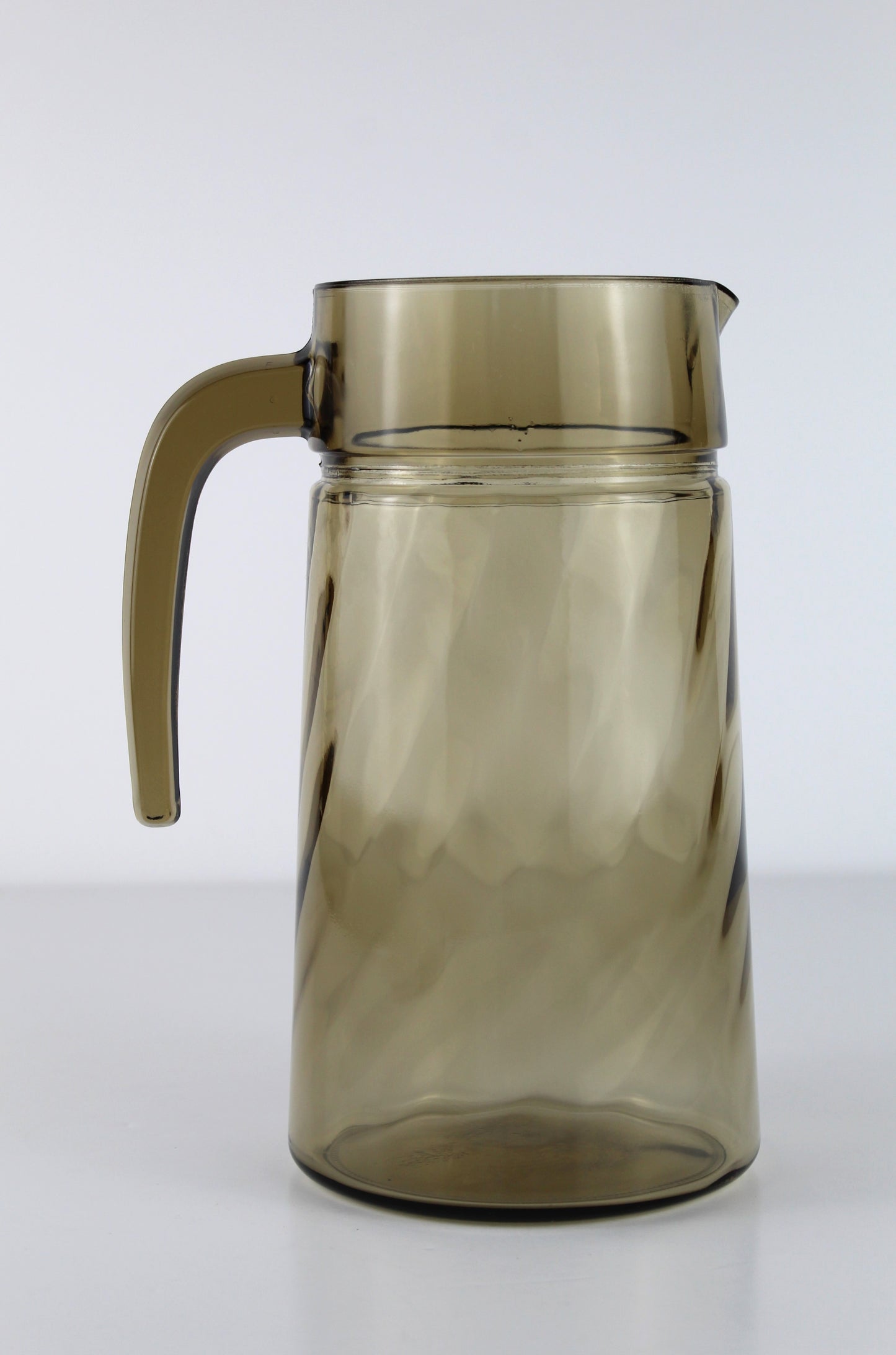 Carafe en verre marron