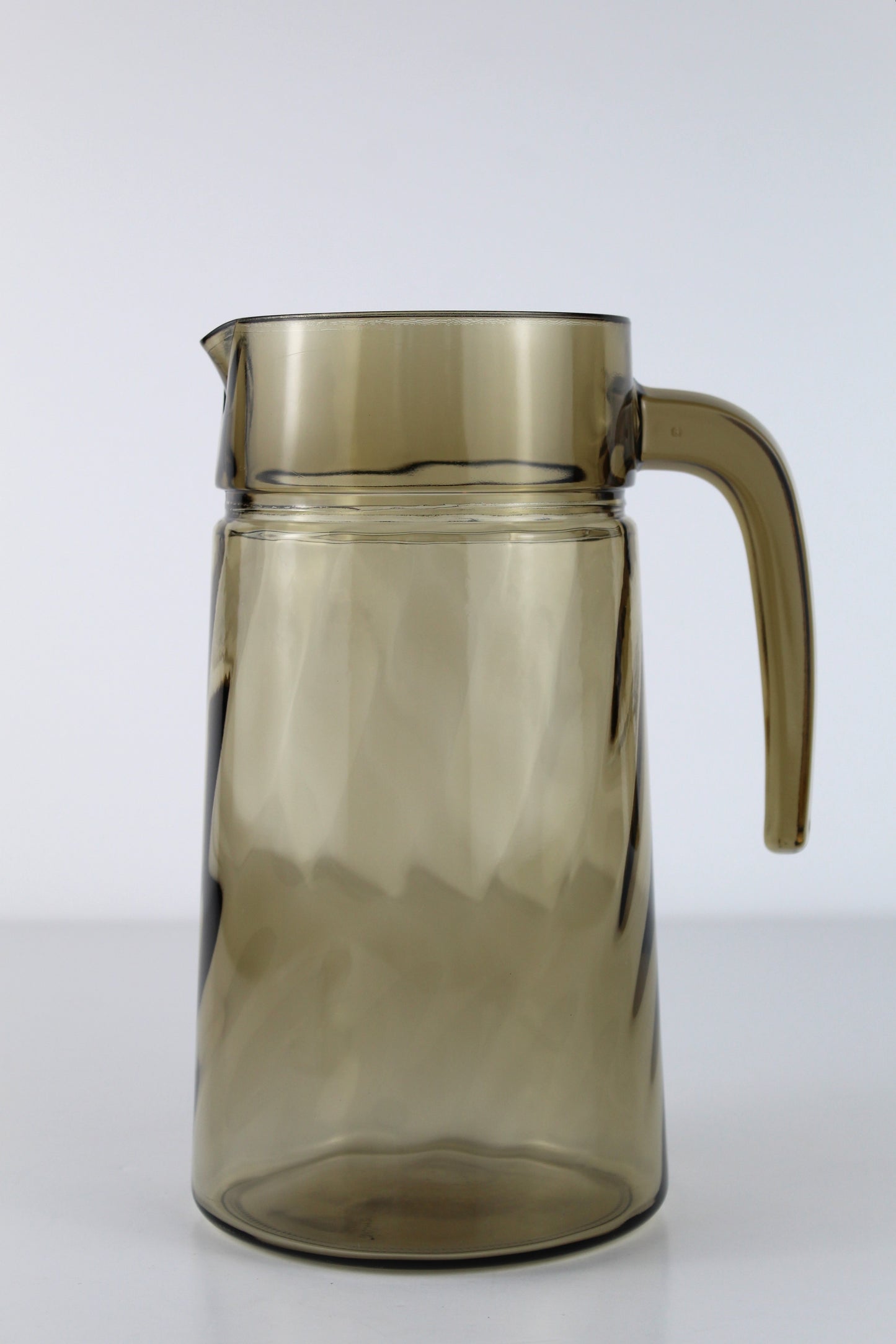 Carafe en verre marron