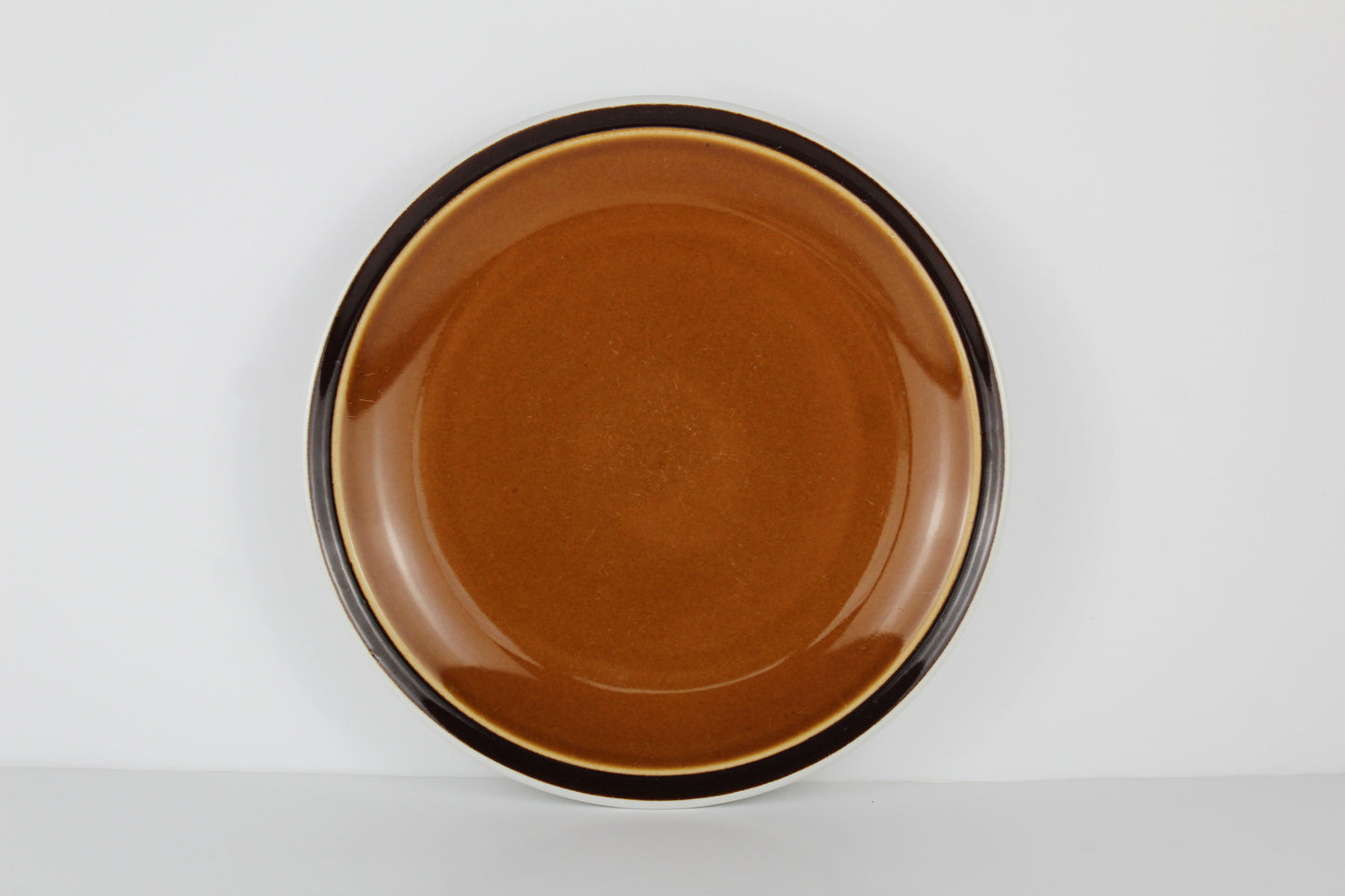 Assiette marron lisière noire.