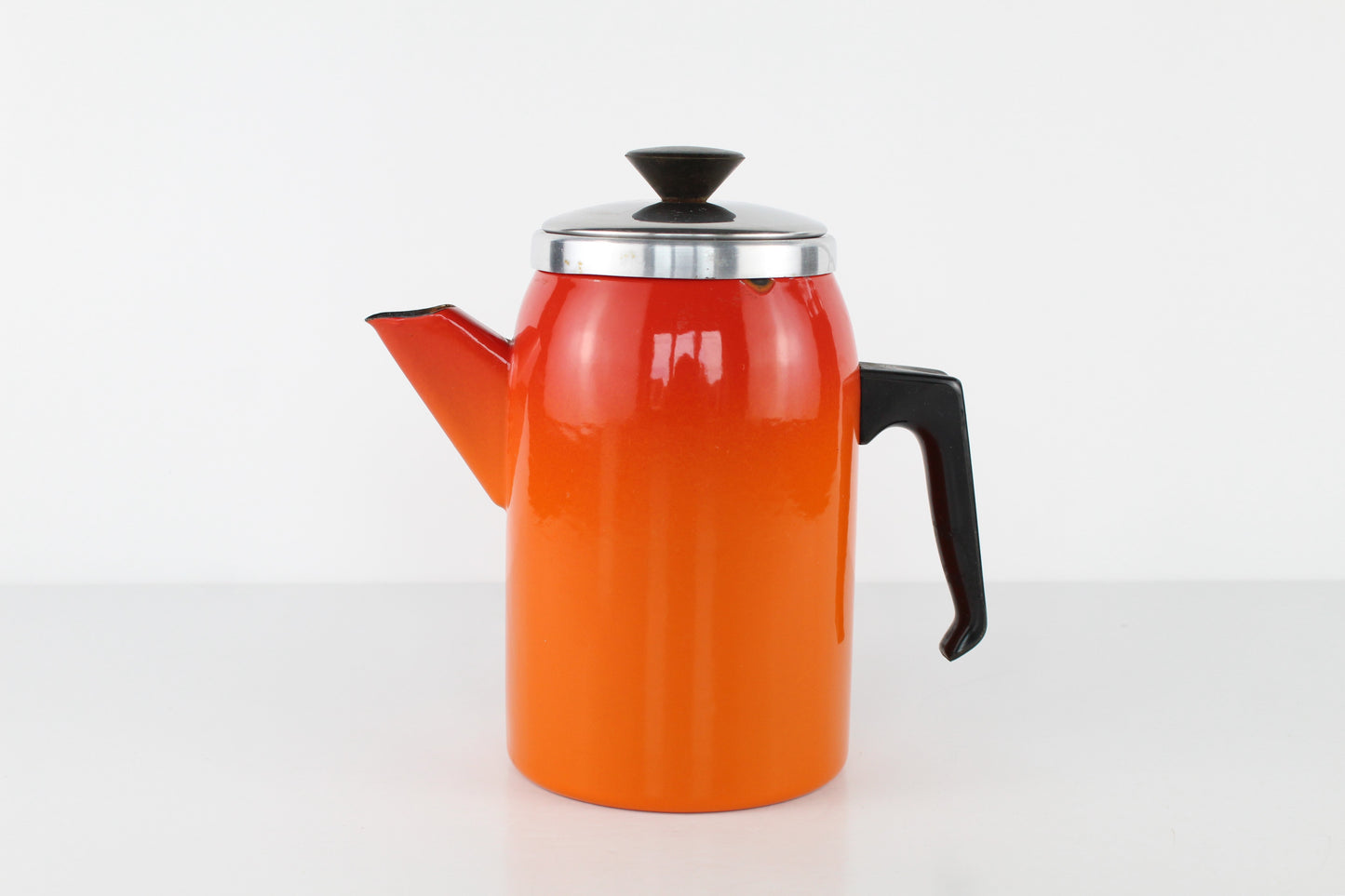 Cafetière en métal orange