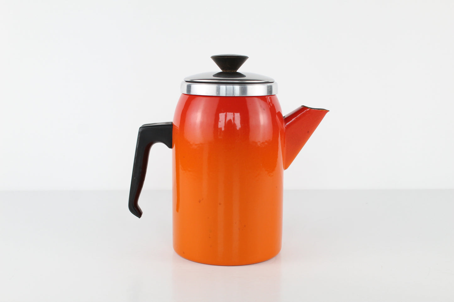 Cafetière en métal orange