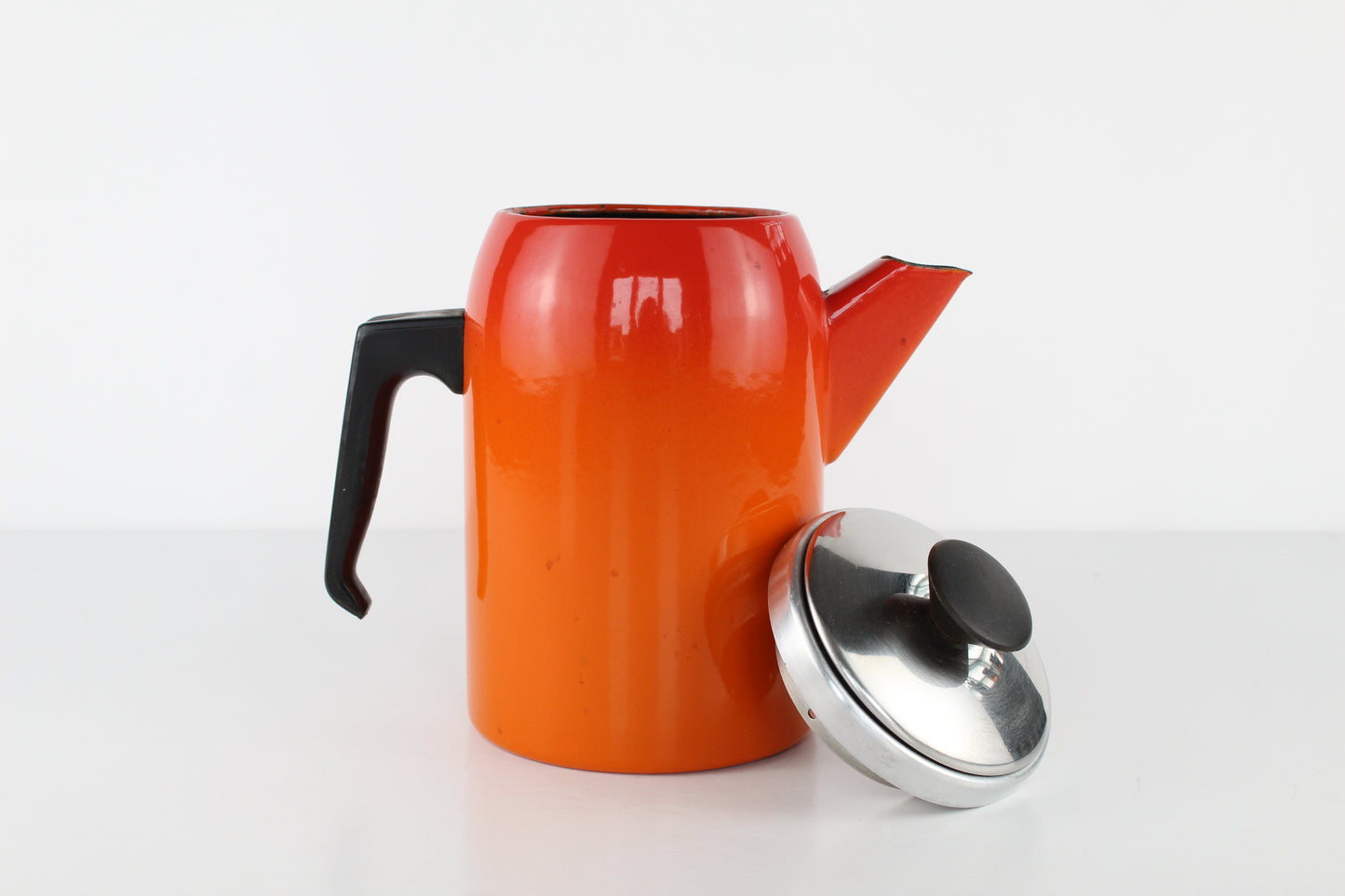 Cafetière en métal orange