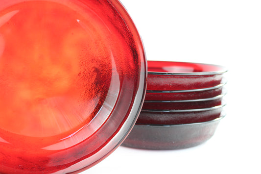 Assiette rouge en verre vintage