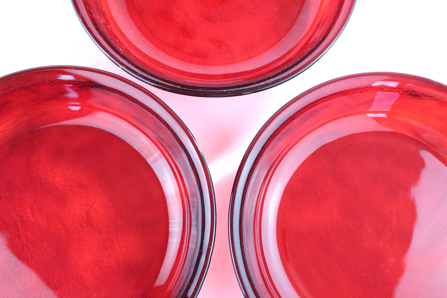 Assiette rouge en verre vintage