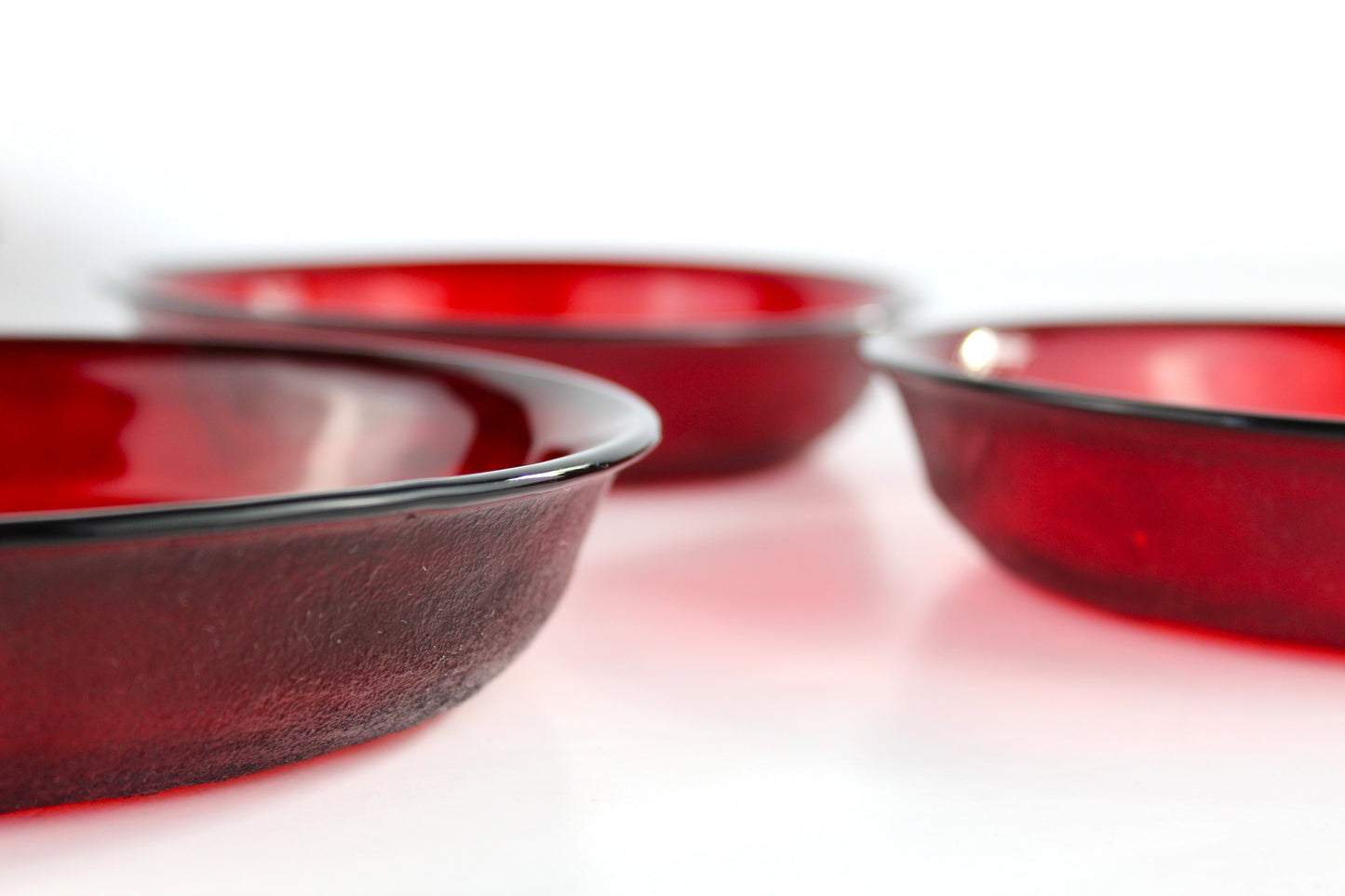 Assiette rouge en verre vintage