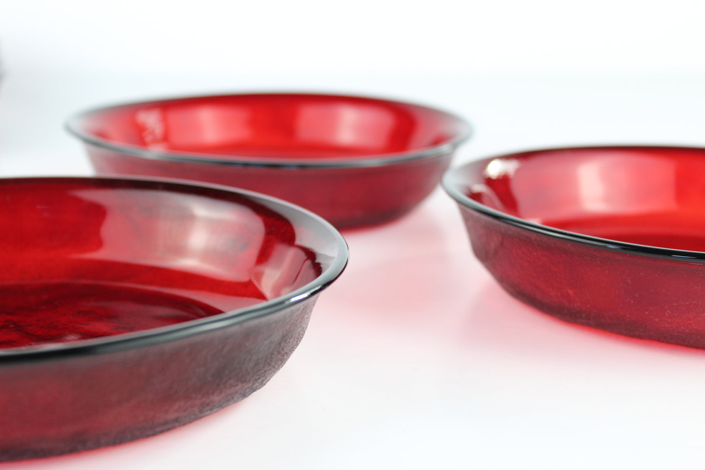 Assiette rouge en verre vintage