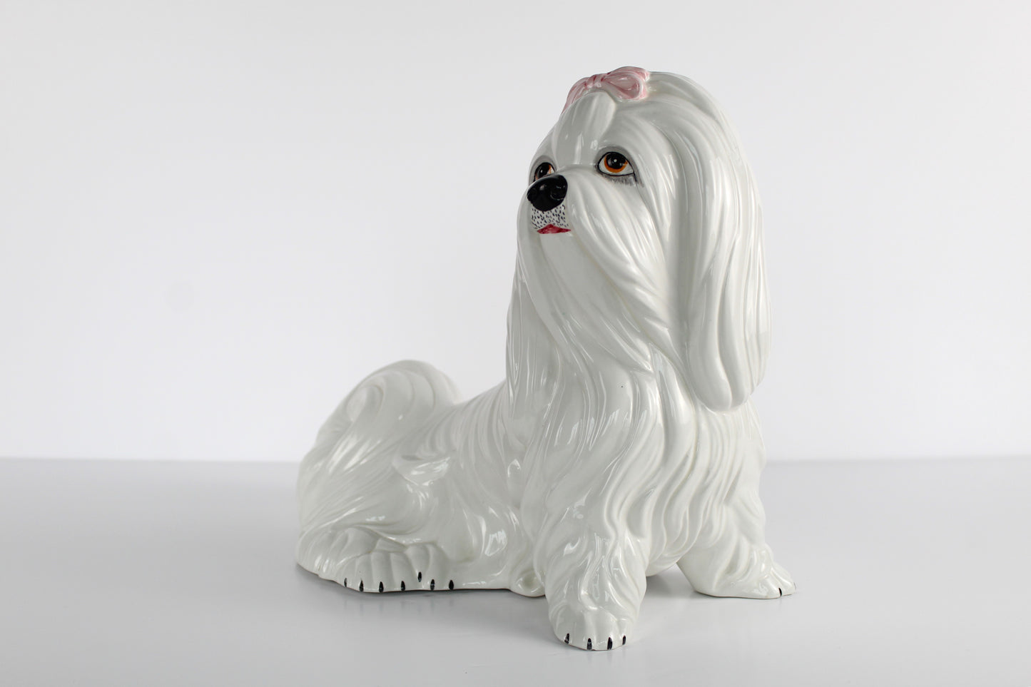 Chien blanc en céramique