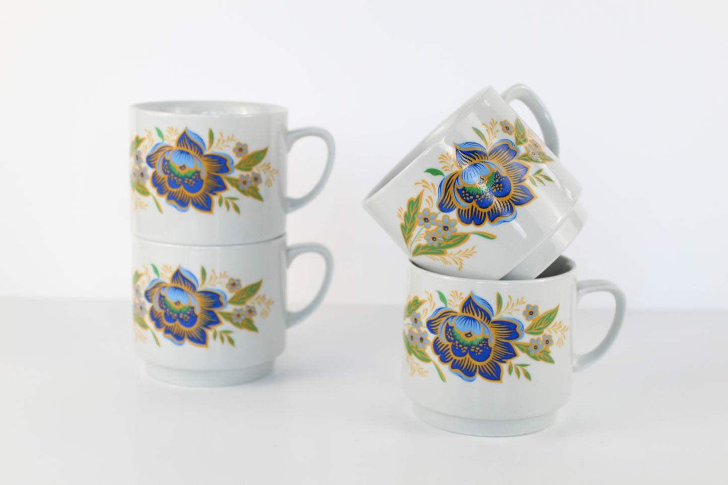 Tasses décor fleurs bleues