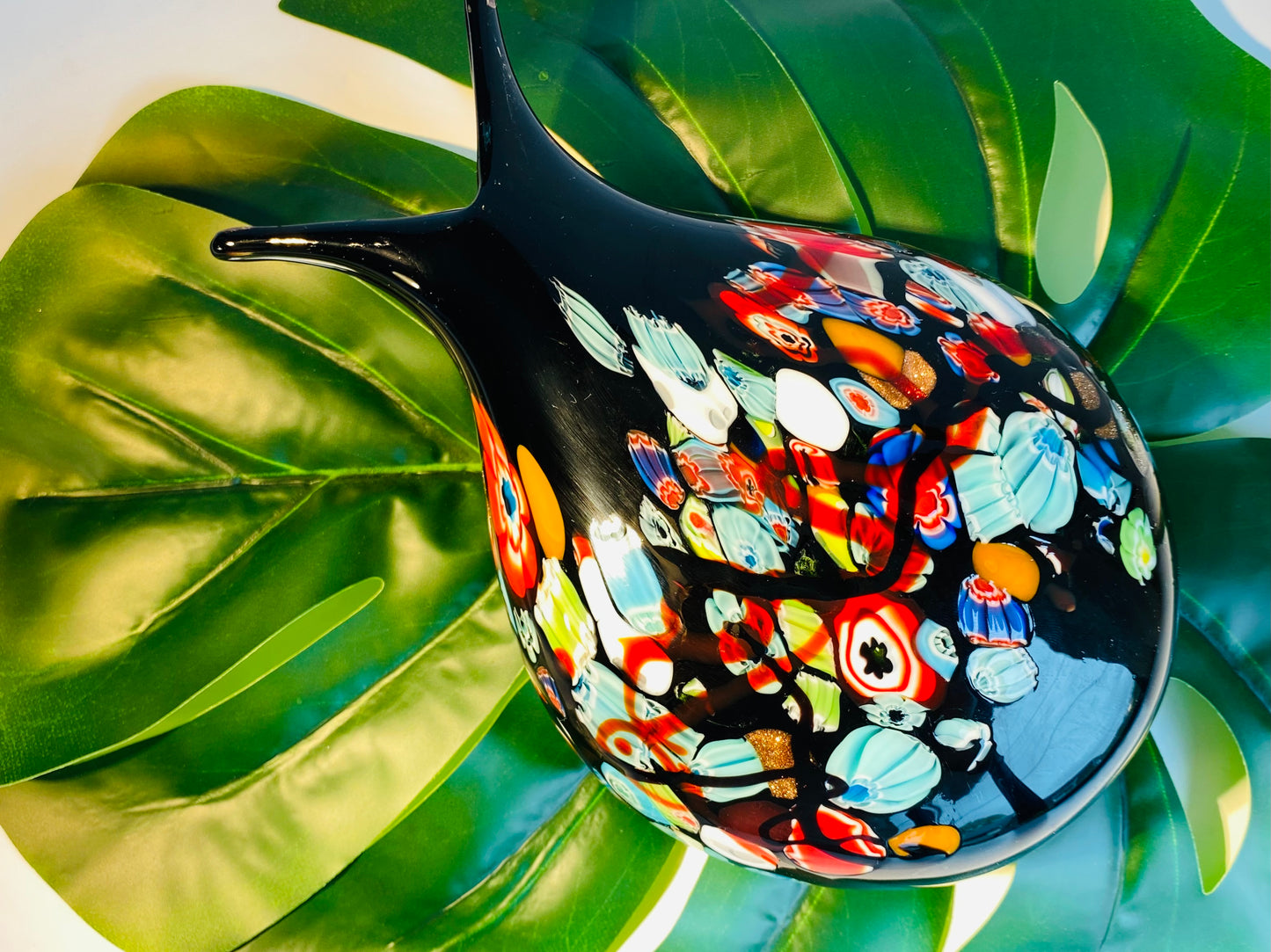 Vase noir décor polychrome.