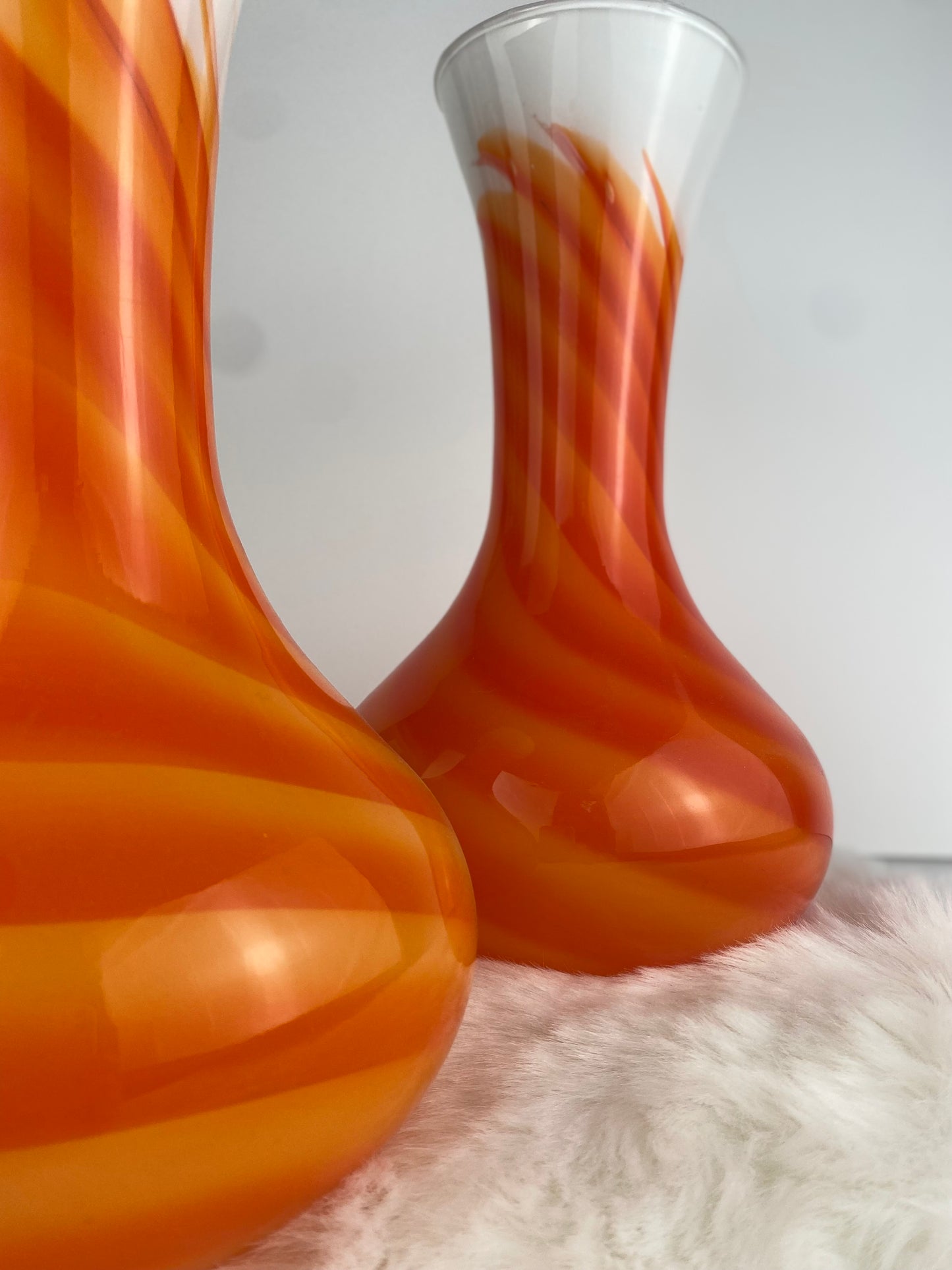 Vases en opaline orange-blanc